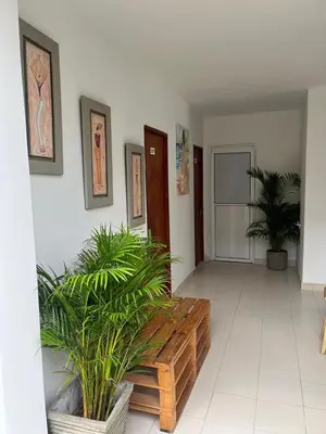 a living room with a wooden bench and potted plants at Habitación cerca de la playa 103 in Cartagena de Indias