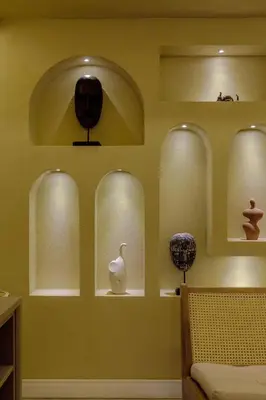 a room with several vases on display on a wall at Suites la iglesia in Cartagena de Indias