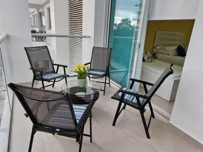a group of chairs and a table on a balcony at Apartamento con vista al Mar Cartagena Morros 3 in Cartagena de Indias