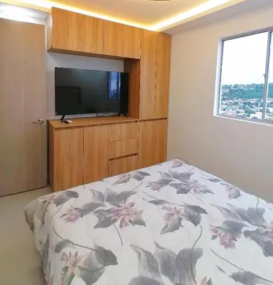 a bedroom with a bed and a flat screen tv at Apartamento Rosedale in Cartagena de Indias