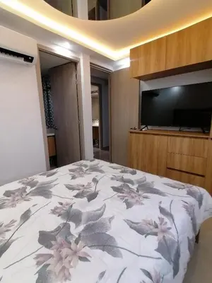 a bedroom with a bed and a flat screen tv at Apartamento Rosedale in Cartagena de Indias