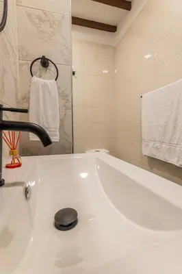 a white bath tub in a bathroom with a sink at Amplio apartamento familiar de 2 habitaciones dentro de la Ciudad Amurallada - AC, Wifi rapido y Agua caliente in Cartagena de Indias