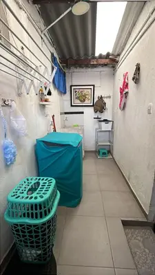 a garage with a trash can and a green table at Casa Étoile ideal location Ctg in Cartagena de Indias