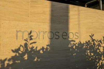 a shadow of a sign on the side of a building at Loft con salida al mar en Cartagena in Cartagena de Indias