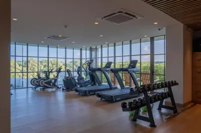 a gym with rows of treadmills and elliptical machines at Loft con salida al mar en Cartagena in Cartagena de Indias