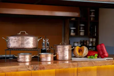 a kitchen counter with pots and vegetables on a counter top at Lujosa Casa 5Hab Jacuzzi & Piscina in Cartagena de Indias