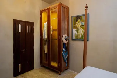 a room with a closet and a door with a tie at Lujosa Casa 5Hab Jacuzzi & Piscina in Cartagena de Indias