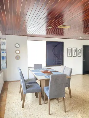 a dining room with a table and chairs at Acogedor Apartamento cerca al Mar in Cartagena de Indias