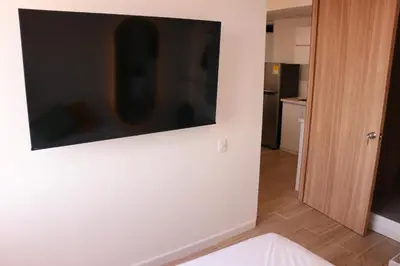 a flat screen tv on the wall of a room at Moderno Apartamento al Norte de Barranquilla in Barranquilla