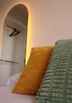 a close up of a bed with a green blanket at Moderno Apartamento al Norte de Barranquilla in Barranquilla