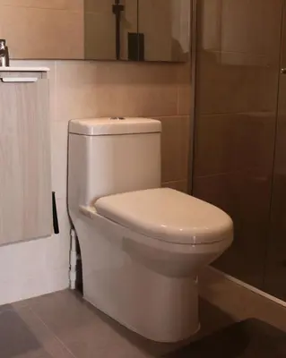 a white toilet in a bathroom with a shower at Moderno Apartamento al Norte de Barranquilla in Barranquilla