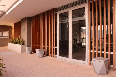 a building with glass doors and benches in front at Moderno Apartamento al Norte de Barranquilla in Barranquilla