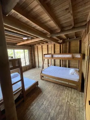 a room with two bunk beds in a log cabin at Prueba1 in Tintipan Island