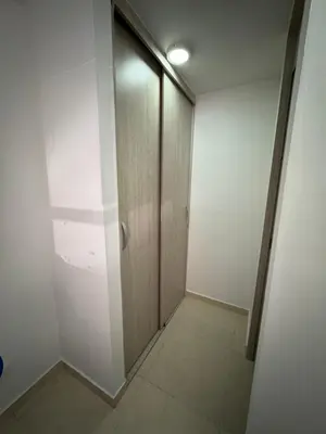 a hallway with a wooden door and a wall at Apartamento norte de Barranquilla in Barranquilla