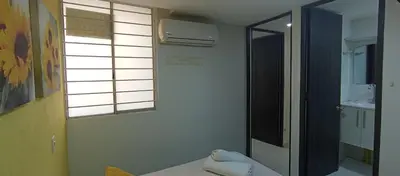a bathroom with a mirror and a sink and a window at Turquesa a 5 Minutos del aereopuerto Daniel Lemaitre in Cartagena de Indias