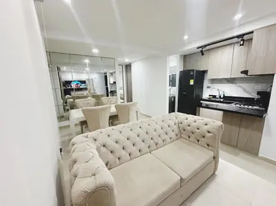a living room with a couch and a kitchen at Low cost 2A,TV 60 15 min B vista in Barranquilla