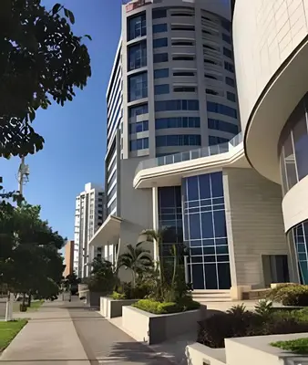 a view of a tall building from a street at Apartamento en Bluegardens 1405 in Barranquilla