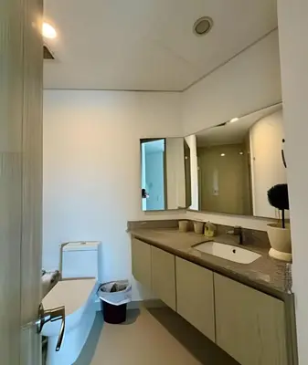 a bathroom with a sink and a mirror at Apartamento en Bluegardens 1405 in Barranquilla