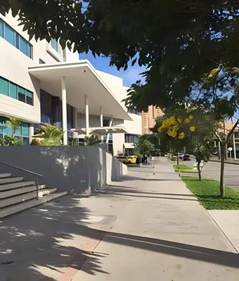 an empty sidewalk in front of a building at Apartamento en Bluegardens 1405 in Barranquilla
