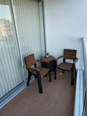 two chairs and a table on a balcony at Hermoso apartamento in Cartagena de Indias