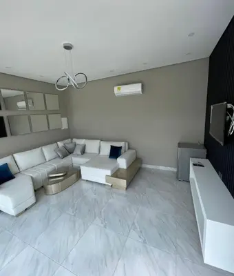 a living room with a couch and a tv at Villa Maty Casa Campestre in Turbaco