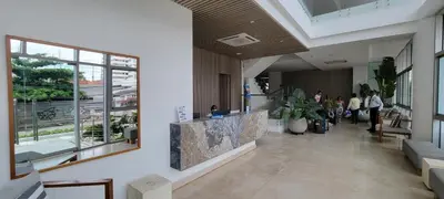 a lobby of a building with people walking in it at Paraíso Costero Apartamento de Lujo con Vista Directa al Mar in Cartagena de Indias