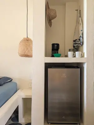 a small kitchen with a counter in a room at Casa en el Mar in San Onofre