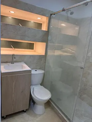 a bathroom with a toilet and a glass shower at Apartamento 2 habitaciones zona Riomar Barranquilla in Barranquilla