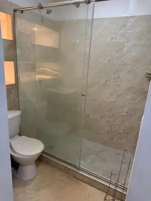 a bathroom with a glass shower with a toilet at Apartamento 2 habitaciones zona Riomar Barranquilla in Barranquilla