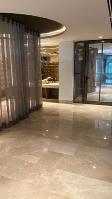 a lobby with a hallway with glass doors and tile floors at Apartamento de lujo para estrenar en Morros Cartagena in Cartagena de Indias