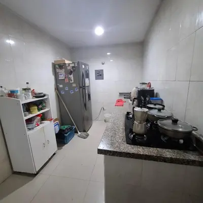 a kitchen with a stove and a refrigerator at Habitación Girasoles in Cartagena de Indias