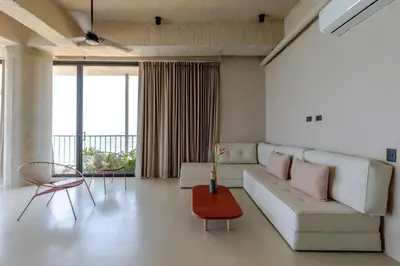a living room with a white couch and a red table at HBE-P4 Penthouse Lujoso de 4 Habitaciones Frente al Mar con Wifi in Cartagena de Indias