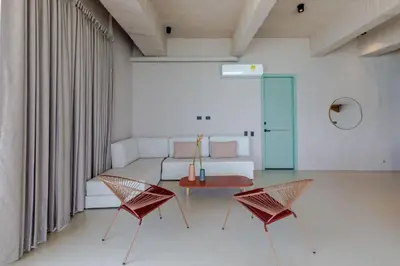 a living room with a couch and two chairs at HBE-P4 Penthouse Lujoso de 4 Habitaciones Frente al Mar con Wifi in Cartagena de Indias