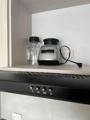 a kitchen counter with a toaster and a toaster and a blender at Nuevo apartamento de lujo con balcón wifi AC piscina in Barranquilla