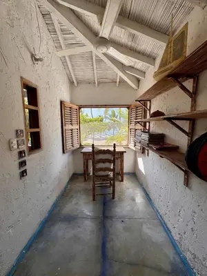 an empty room with a wooden table and a chair at Casa de playa rústica en Tolú in San Silvestre