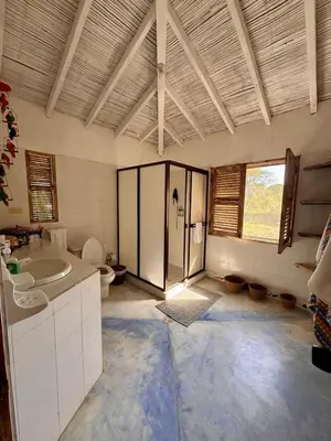 a large bathroom with a sink and a toilet at Casa de playa rústica en Tolú in San Silvestre