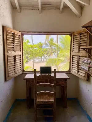 an office with a window and a desk with a laptop at Casa de playa rústica en Tolú in San Silvestre