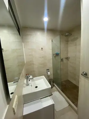 a bathroom with a sink and a shower at Acogedor apartamento en Bello Horizonte in Santa Marta