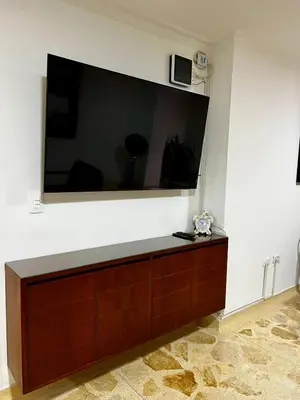 a large flat screen tv on a wall at Apartamento en Manga in Cartagena de Indias