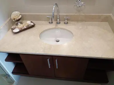 a bathroom counter with a sink in a bathroom at 2MV-5G Apartamento de 2 Alc Vista al mar con A A Piscina y Wifi in Cartagena de Indias