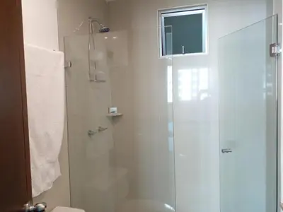 a bathroom with a shower with a glass door at 2MV-5G Apartamento de 2 Alc Vista al mar con A A Piscina y Wifi in Cartagena de Indias