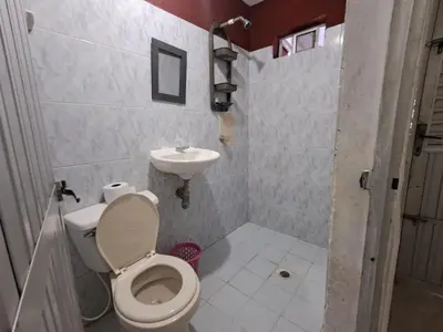 a small bathroom with a toilet and a sink at Le Petit Apartamento Con Encanto En Cartagena in Cartagena de Indias