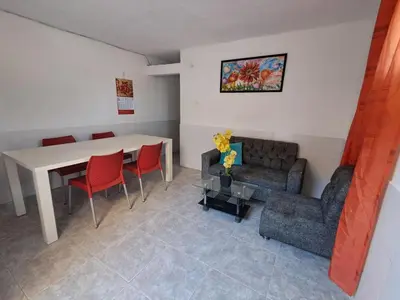 a living room with a table and chairs and a couch at Le Petit Apartamento Con Encanto En Cartagena in Cartagena de Indias
