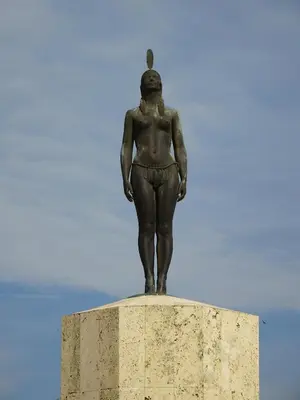 a statue of a woman standing on top of a pedestal at Tranquila y cerca de la magia in Cartagena de Indias