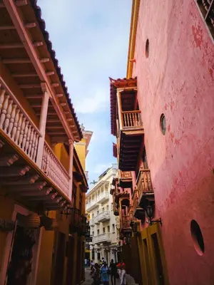 a group of buildings on a city street at Tranquila y cerca de la magia in Cartagena de Indias
