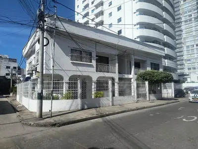 a white building on the side of a street at Tranquila y cerca de la magia in Cartagena de Indias