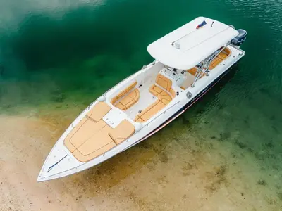 a white boat is sitting in the water at Lancha Para 14 Personas - Cholon - Islas del Rosario - Cartagena in Cartagena de Indias