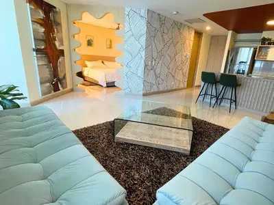 a living room with a couch and a glass table at Apto Con Ubicación Privilegiada in Barranquilla