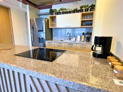 a kitchen with a counter top with a coffee maker at Apto Con Ubicación Privilegiada in Barranquilla