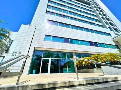 a tall building with a staircase in front of it at Apto Con Ubicación Privilegiada in Barranquilla